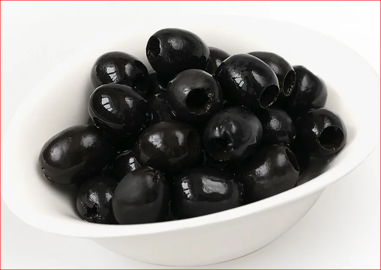 Польза косточек маслин. Маслины 50 грамм. Оливки черные. Оливки темные. Маслины в тарелке.
