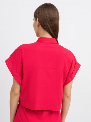 Укороченная рубашка с длинными накладными карманами ярко-розового цвета