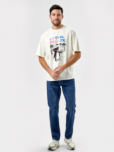 Мужская футболка бежевого цвета с принтом