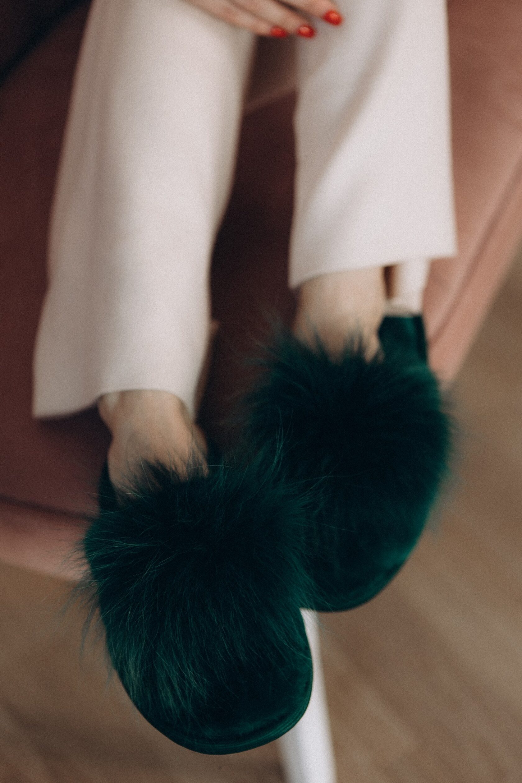 Тапочки из овчины с помпоном/закрытые/темно-зелёный/39