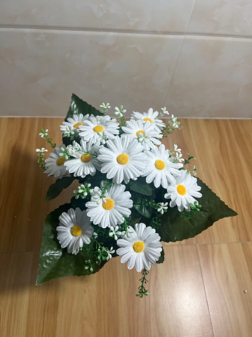 Цветы искусственные декоративные Ромашки с крупными листьями (12 цветков) 38 см