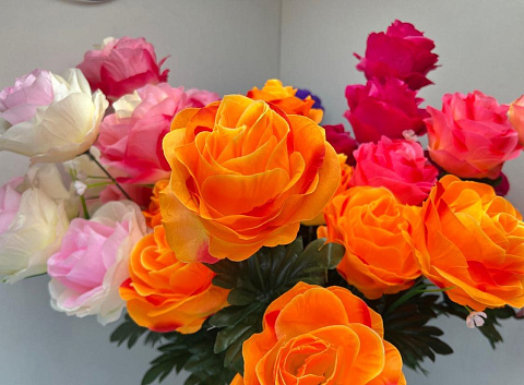 Цветы искусственные декоративные Крупные розы 9 бутонов + белые мелкие цветки 65 см