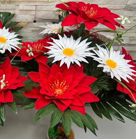 Цветы искусственные декоративные Букет хризантем 5 цветков + 4 ромашки + папоротник 52 см