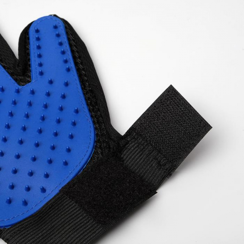Перчатка - щетка для шерсти на правую руку с удлиненными зубчиками, синяя