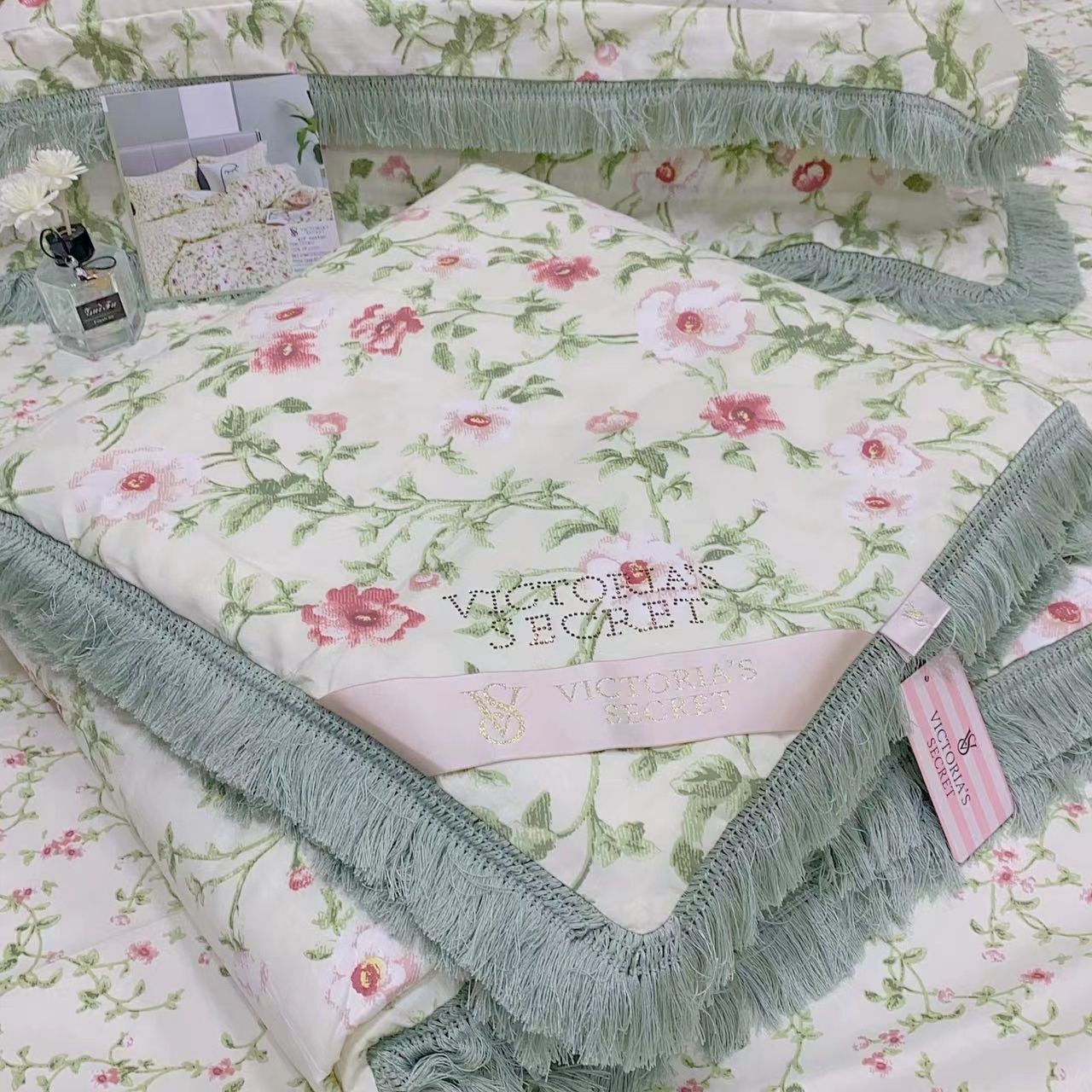 Комплект с одеялом и бахромой Victoria Secret