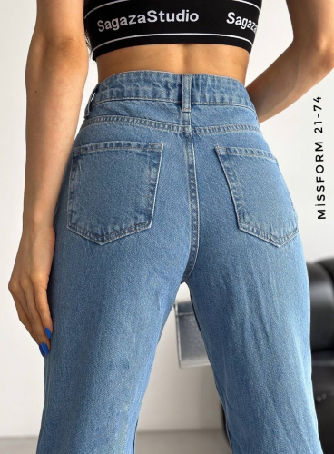 Прямые джинсы с разрезом