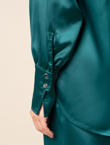 Блузка из плотного полуматового сатина с удлиненным манжетом