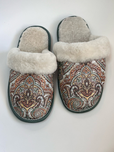 Тапочки из овчины и гобелена 