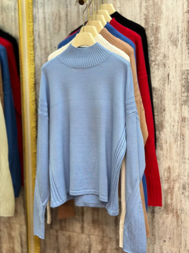 Стильный  яркий свитер голубой