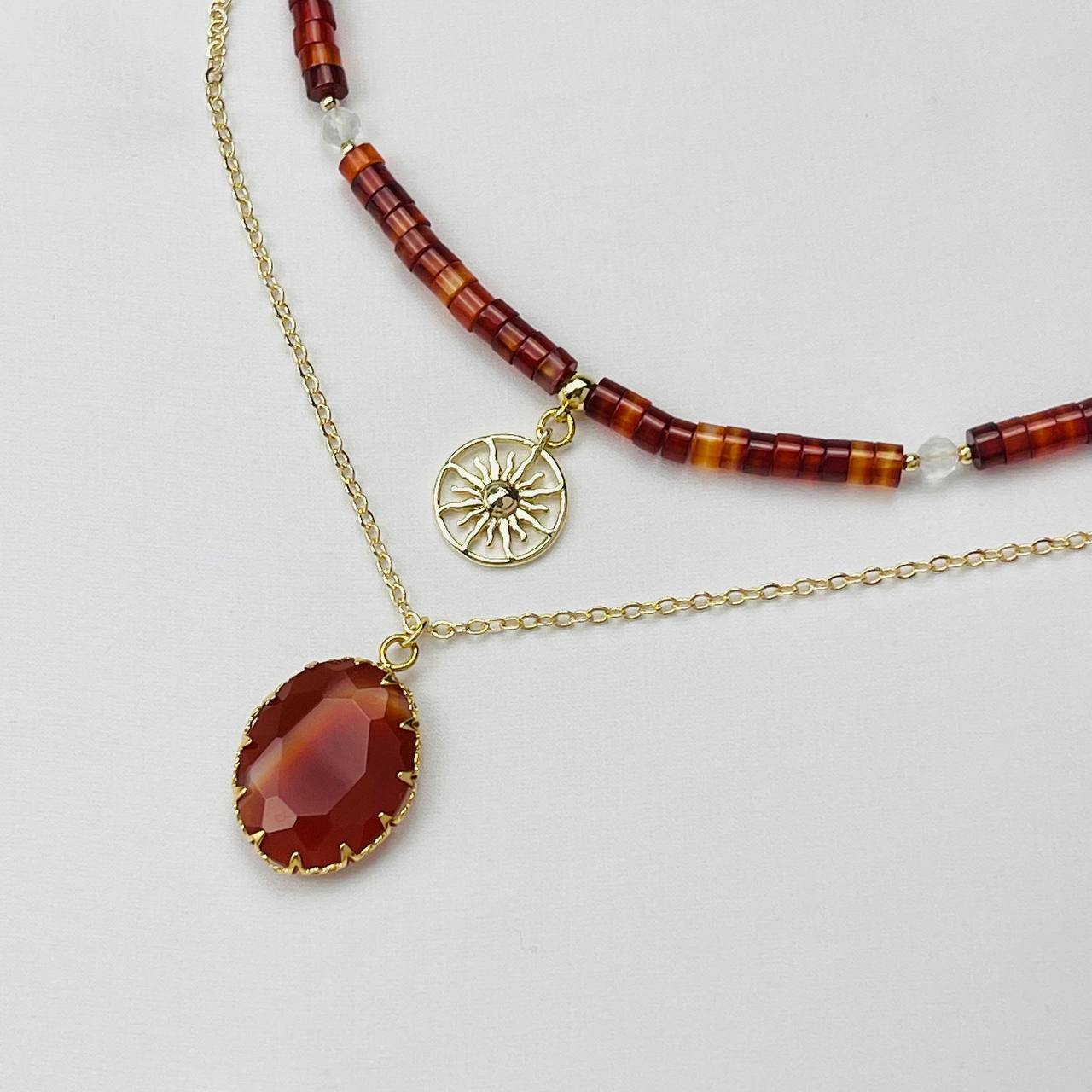 Радуга Самоцветов Колье из Сердолика и Лунного камня с подвеской