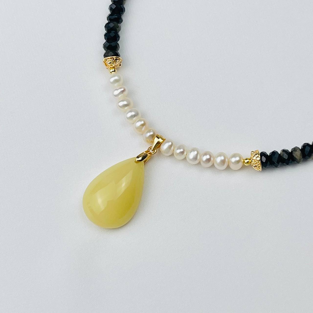 Радуга Самоцветов Колье из золотистого Обсидиана и Жемчуга с кулоном из Опала