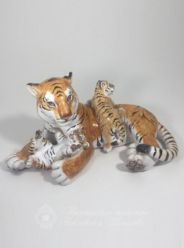 Тигрица с тигрятами