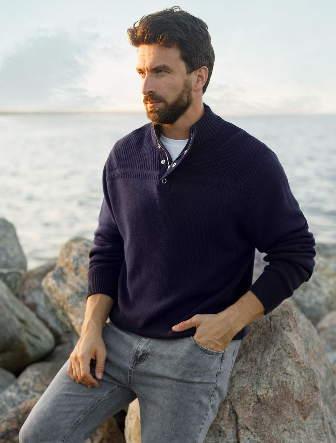 Свитер крупной вязки с застежкой на крупные кнопки