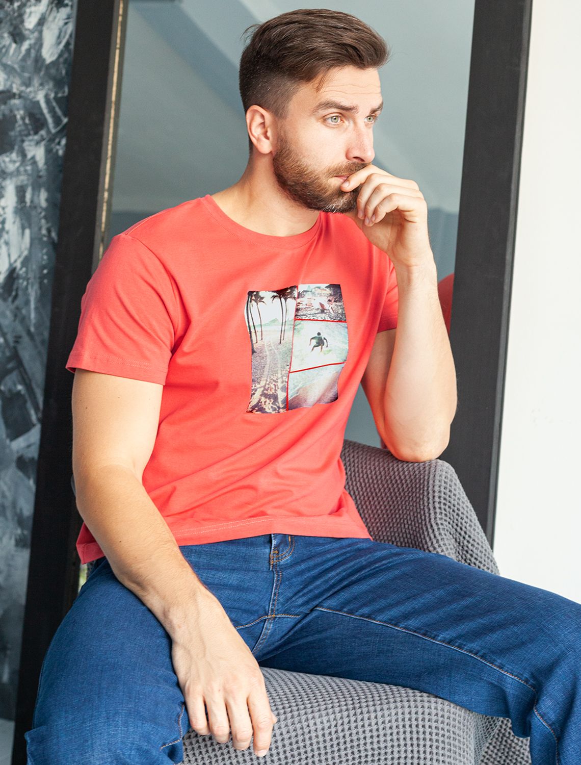 Ст.цена 1090р Футболка мужская коралловая с принтом U49.004 коралловый_surf_collage