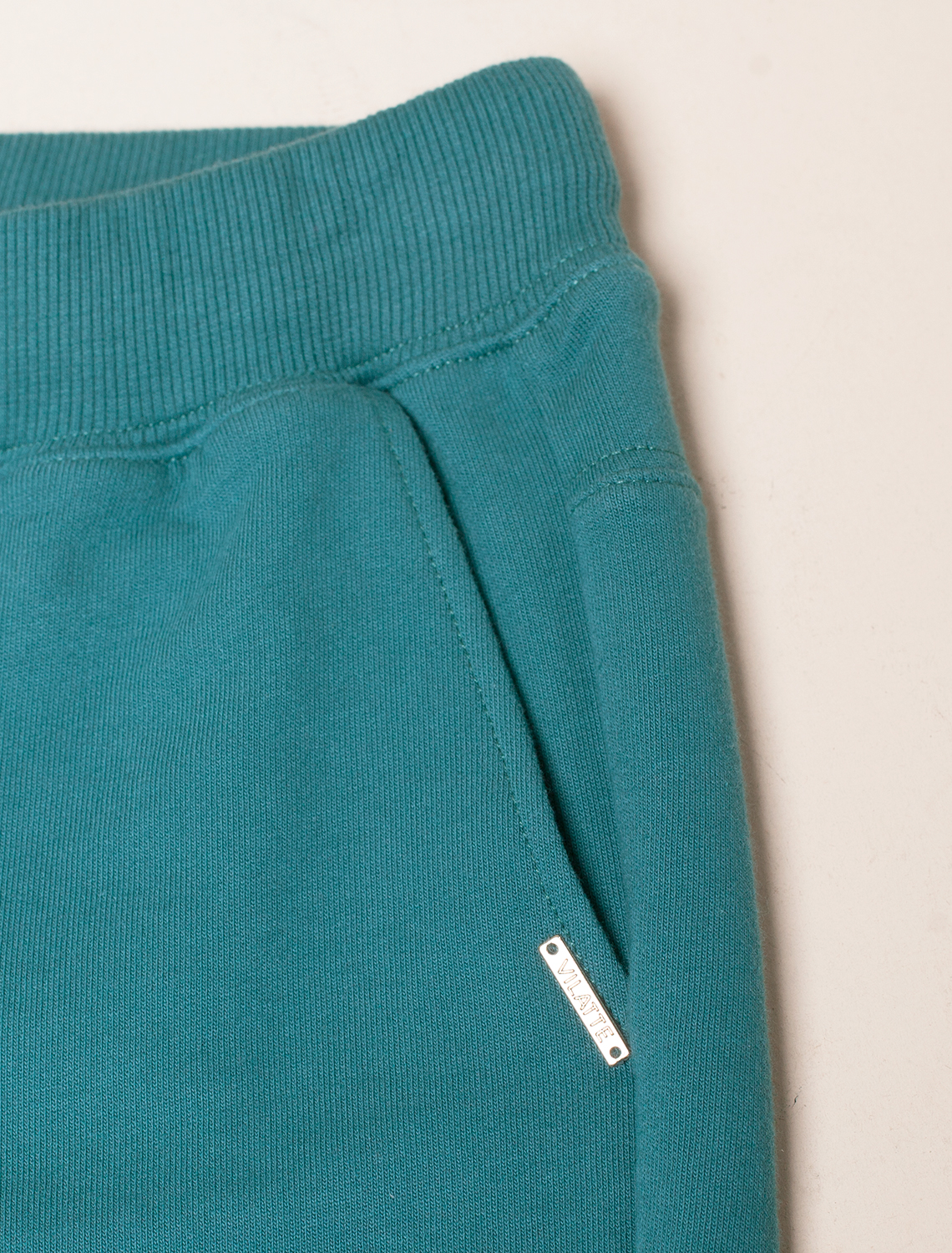 Ст.цена 1490р Брюки из премиального футера с золотистой фурнитурой F44.060 полынь