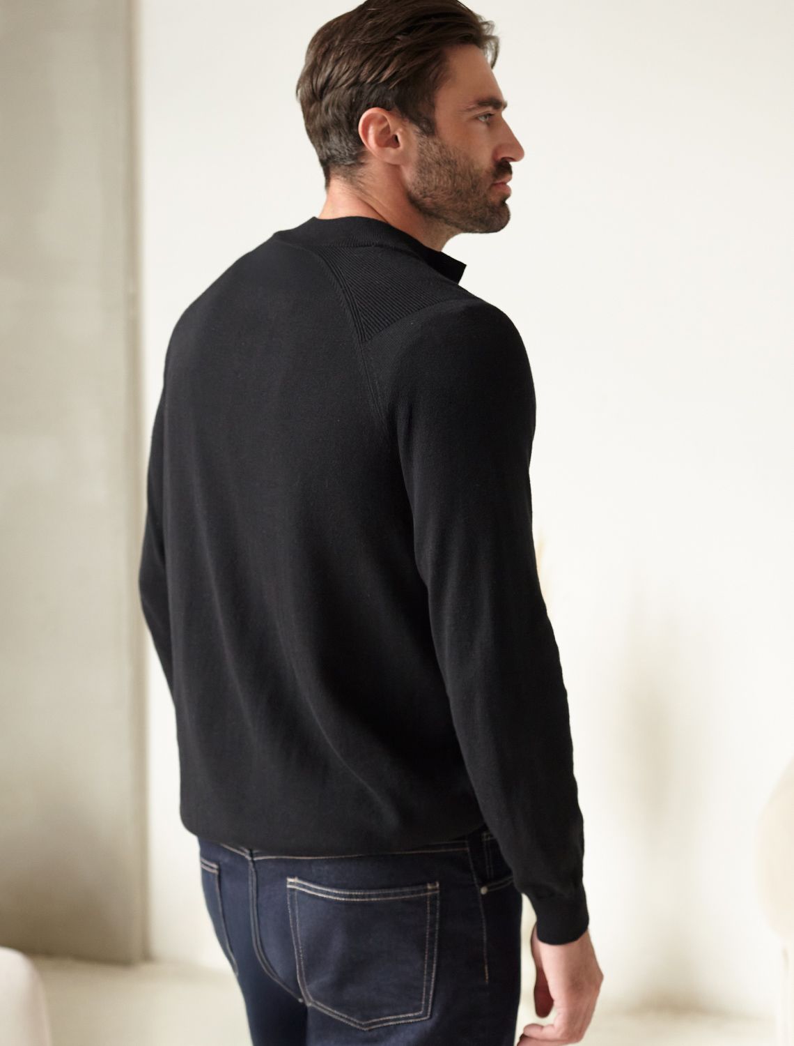 Джемпер тонкой вязки с застежкой на пуговицы U39.004 черный