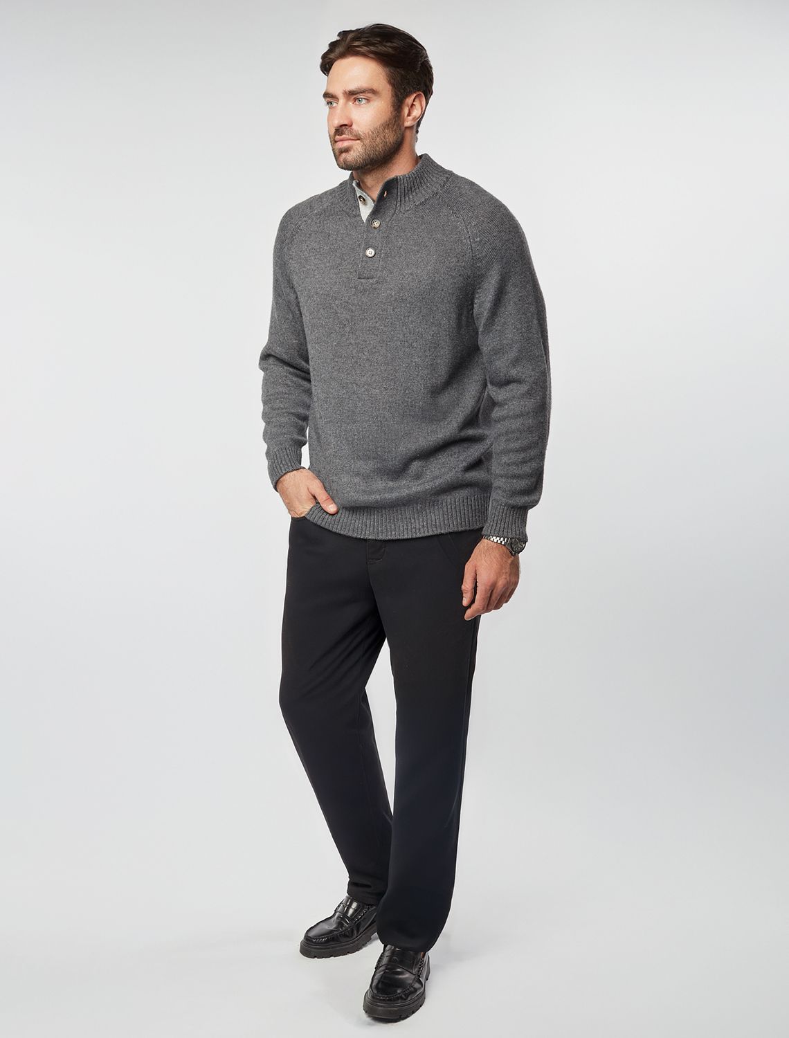 Ст.цена 2890р Свитер из теплой пряжи с шерстью с застежкой на крупные пуговицы U39.010 темно-серый