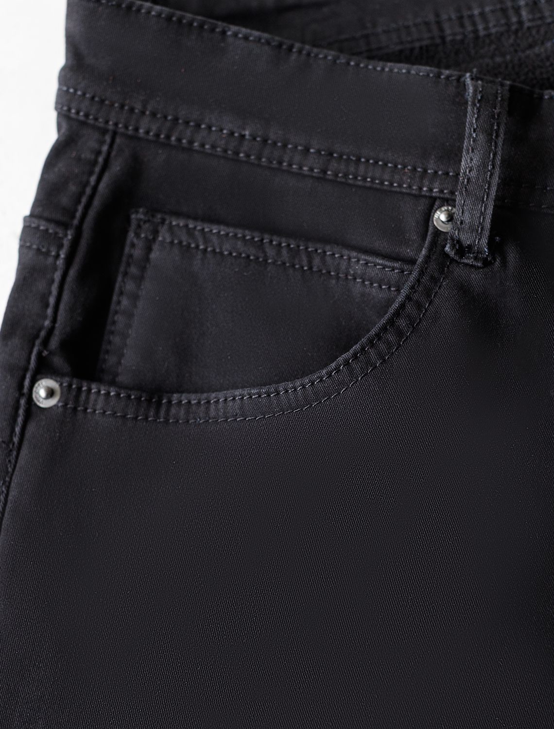 Джинсы классического кроя из эластичного денима на ФЛИСЕ U54.005 черный