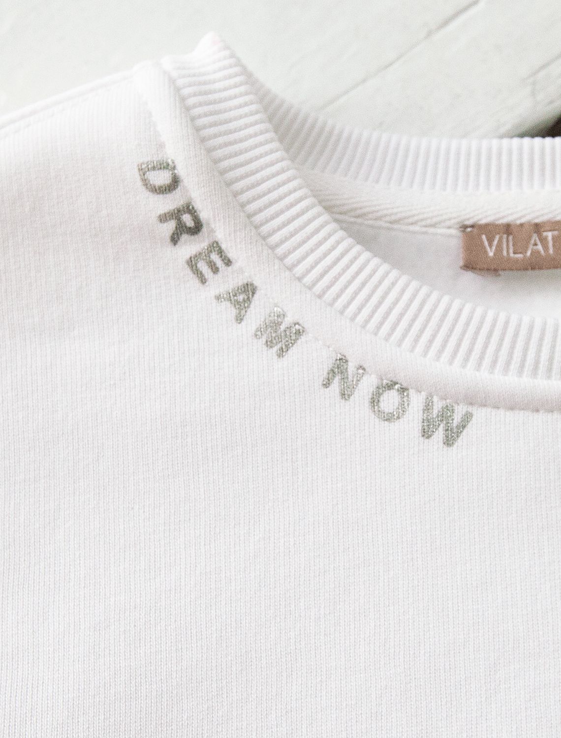 Ст.цена 1690р Свитшот из теплого футера-трехнитки с принтом фольгой F49.428 молочный