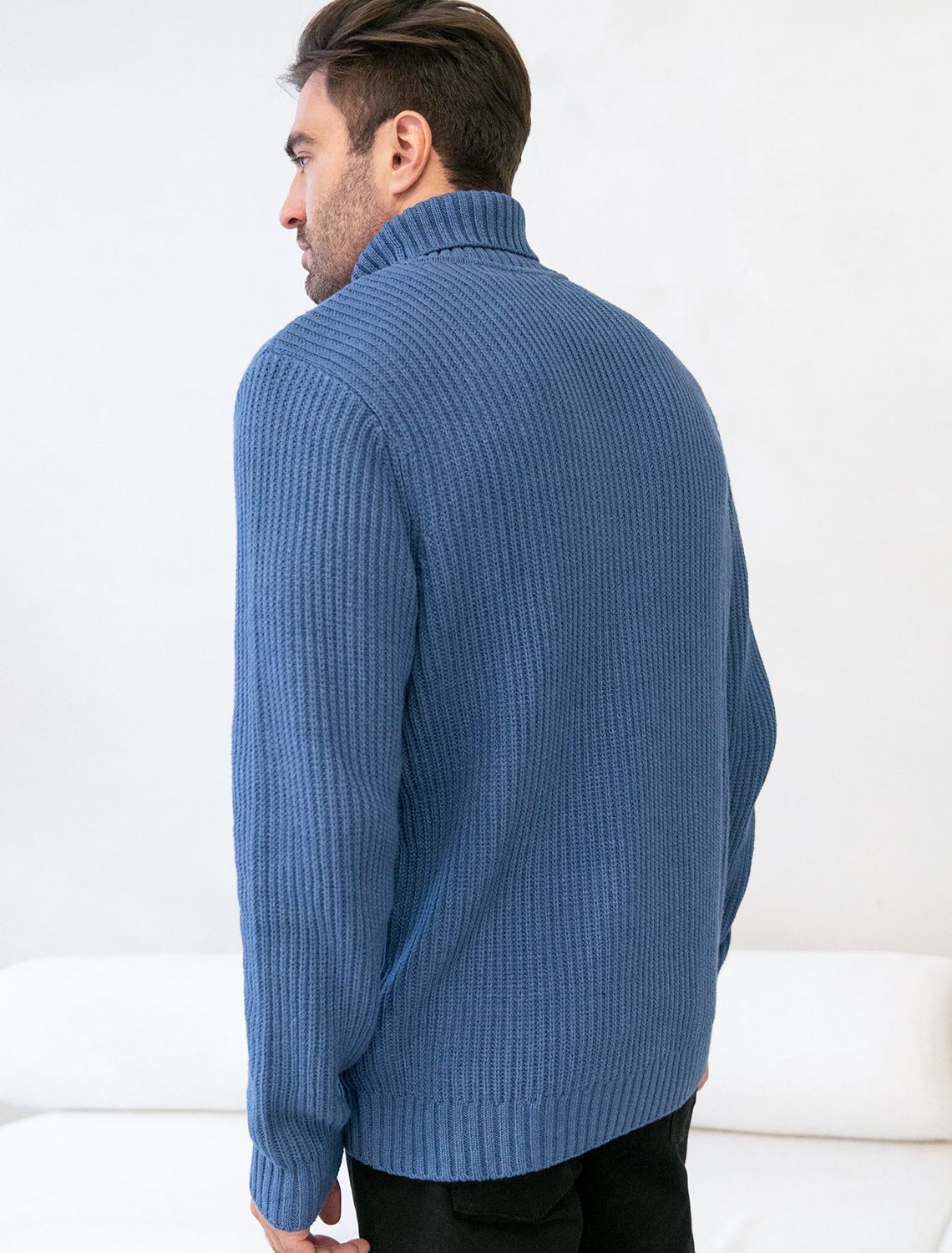 Ст.цена 2390р Свитер крупной фактурной вязки из мягкой пряжи из хлопка с акрилом U39.013 темно-голубой