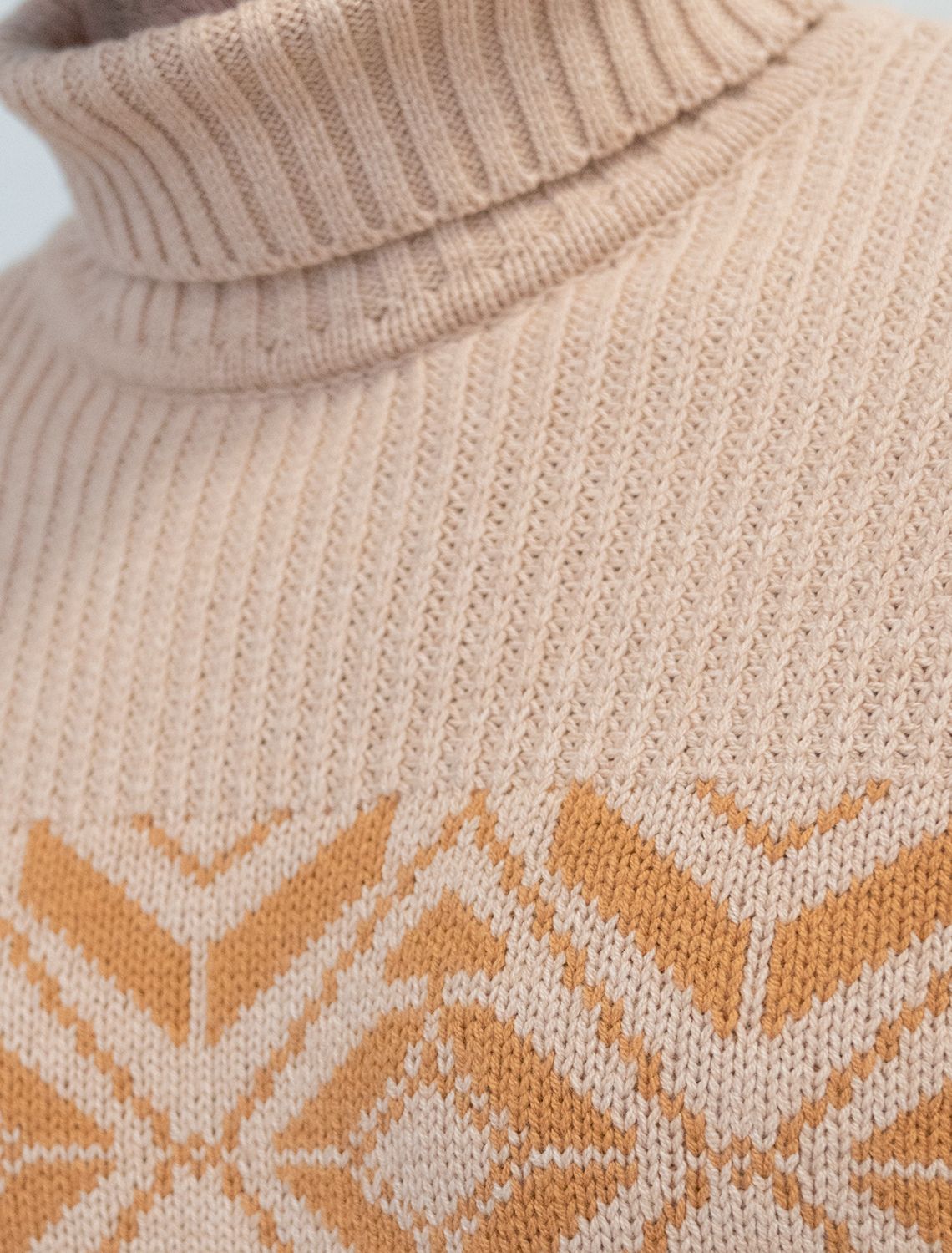 Ст.цена 2390р Свитер крупной фактурной вязки из мягкой пряжи из хлопка с акрилом U39.013 св.бежевый меланж