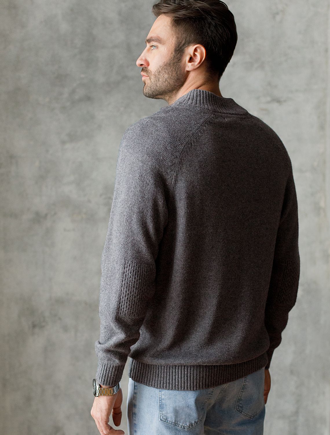 Ст.цена 2890р Свитер из теплой пряжи с шерстью с застежкой на крупные пуговицы U39.010 темно-серый