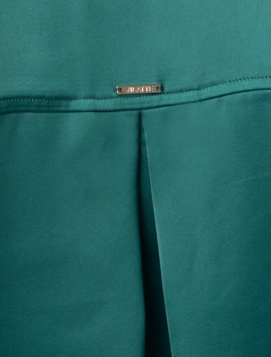 Блузка из плотного полуматового сатина с удлиненным манжетом D29.796 зеленый