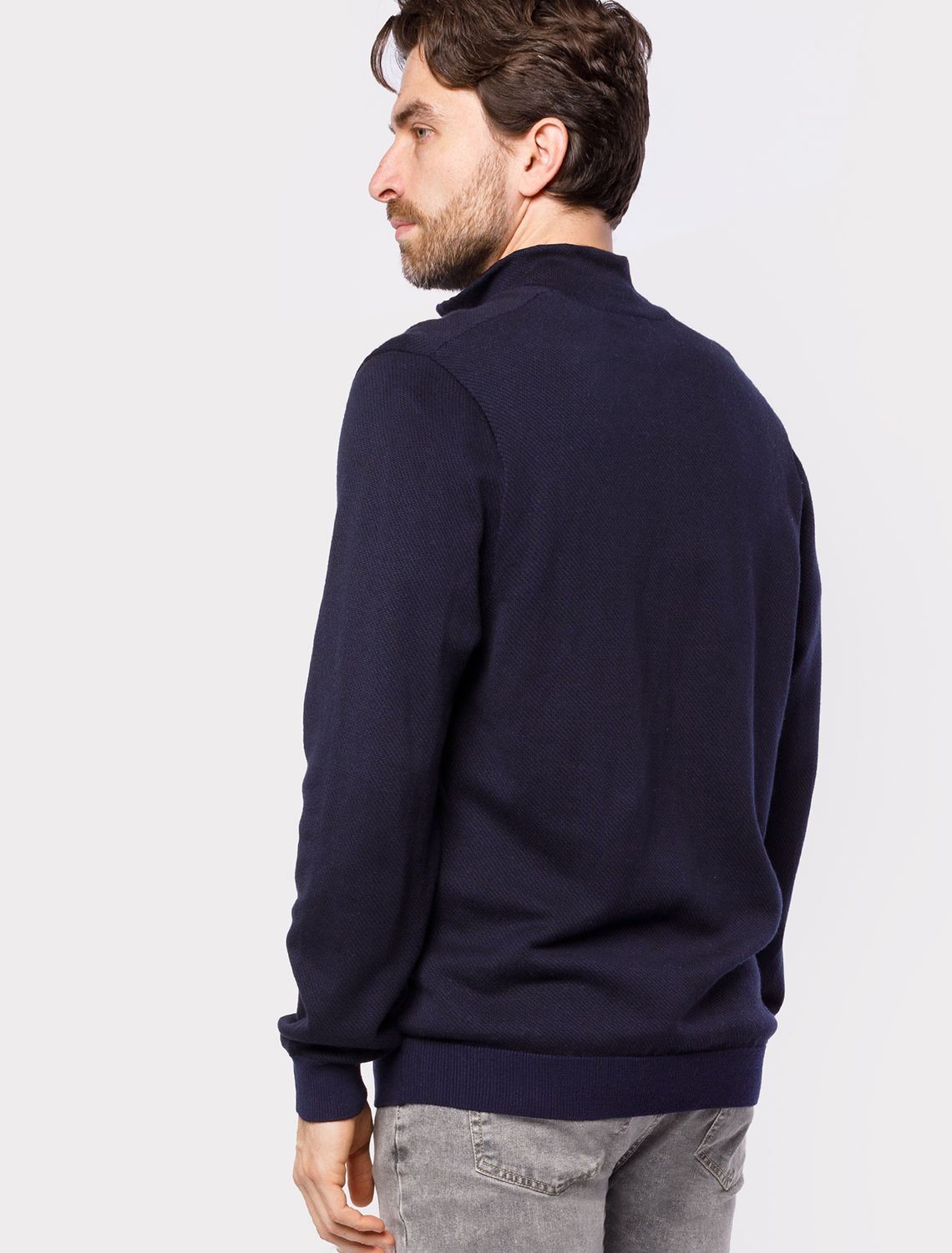 Джемпер жаккардовой вязки из пряжи двух оттенков U39.005 темно-синий