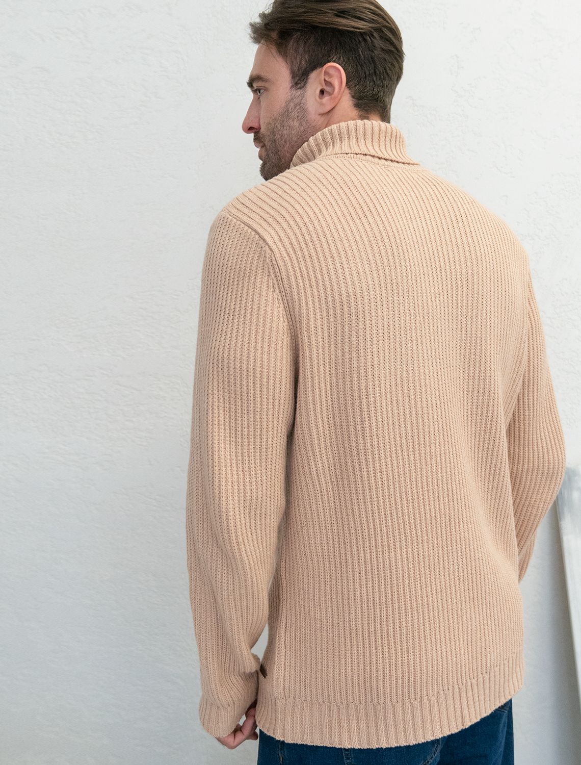 Ст.цена 2390р Свитер крупной фактурной вязки из мягкой пряжи из хлопка с акрилом U39.013 св.бежевый меланж