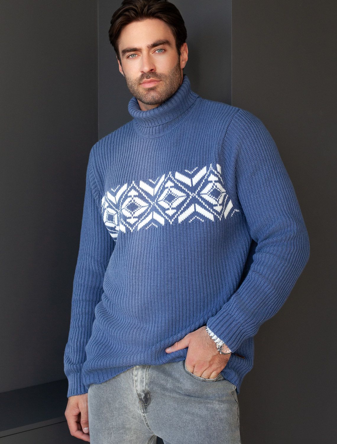 Ст.цена 2390р Свитер крупной фактурной вязки из мягкой пряжи из хлопка с акрилом U39.013 темно-голубой