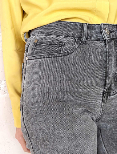 Удлиненные прямые джинсы с разрезами