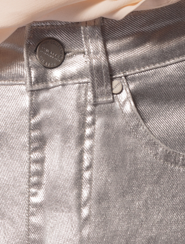 Эластичные джинсы с легким металлизированным покрытием