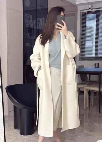 Женское пальто белое