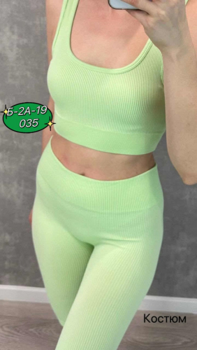 Спортивный женский костюм зеленый