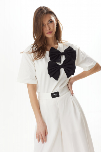 Блузка свободной формы из трикотажного полотна.