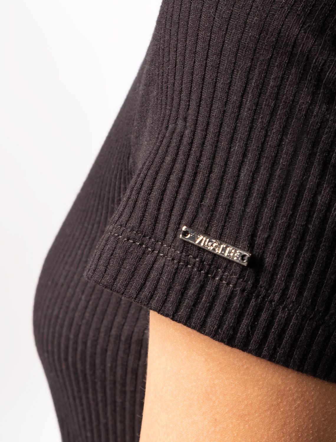 Платье из трикотажа в широкий рубчик D42.228 черный