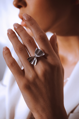 Серебряное кольцо «Бантик»