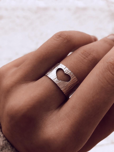 Серебряное рифленое кольцо «Сердце»
