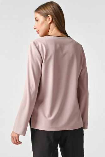 Блузка офисная прямая с v-вырезом пыльно-розовая