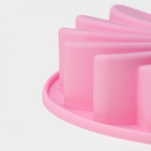 Форма для выпечки Доляна «Ромашка», силикон, 23×4,5 см, цвет розовый