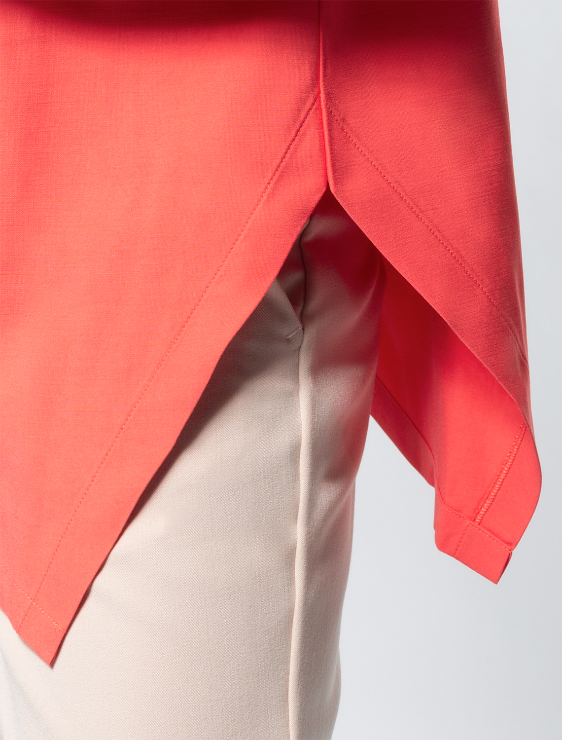 Ассиметричный топ из плотного лиоцелла D23.058 коралловый