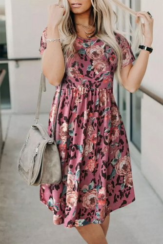 Розовое платье с комбинированным принтом и круглым вырезом