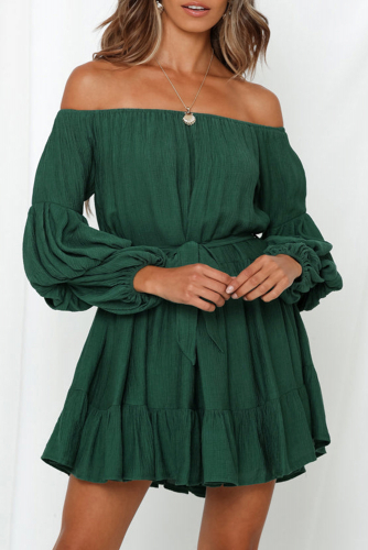 Зеленое сборчатое платье с поясом и открытыми плечами