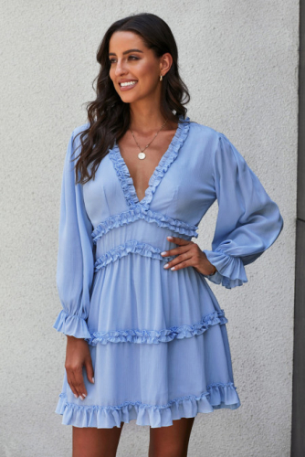 Голубое платье с оборками с открытой спиной и V-образным вырезом
