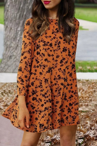 Оранжевое платье с длинным рукавом и круглым вырезом