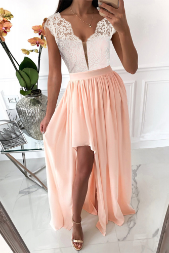Розовое платье с кружевным топом и длинной юбкой с разрезом