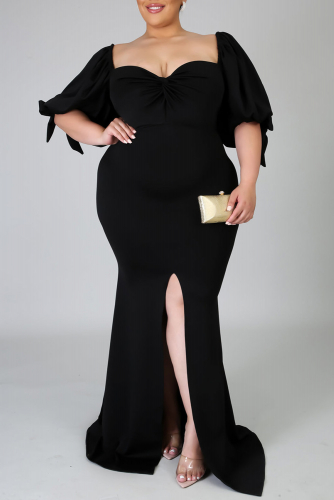 Черное облегающее платье плюс сайз с фигурным вырезом и разрезом спереди