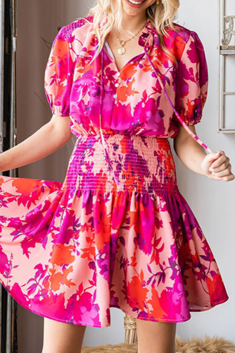 Розовое платье-мини с цветочным принтом и рукавом 