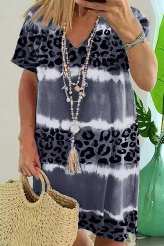 Серое леопардовое платье-футболка с V-образным вырезом