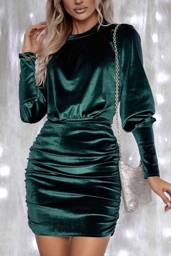 Зеленое бархатное платье с драпировкой и рукавом 